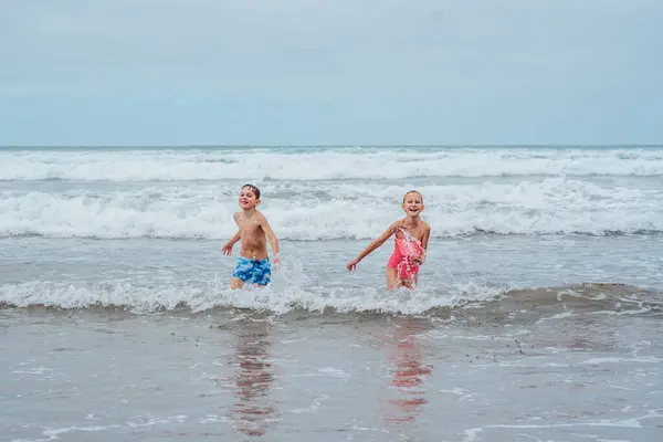 Saudara Bermain Pantai Berlari Bersenang Senang Senyum Gadis Dan Anak — Stok Foto