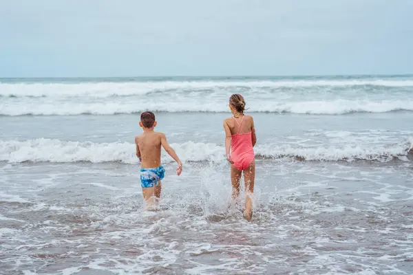 Saudara Bermain Pantai Berlari Melompat Lompat Dan Bersenang Senang Pantai — Stok Foto