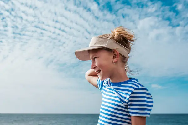 Pemandangan Samping Gadis Cantik Laut Gadis Berambut Pirang Berpakaian Bergaris — Stok Foto