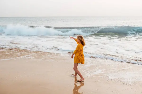 Gadis Muda Pantai Pandangan Belakang Gadis Pirang Menikmati Pantai Berpasir — Stok Foto