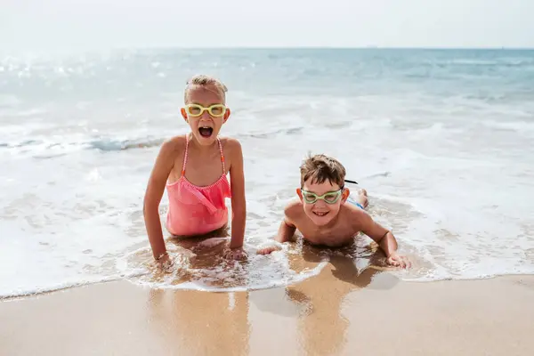 Saudara Bermain Pantai Berlari Bersenang Senang Gadis Tersenyum Dan Anak — Stok Foto