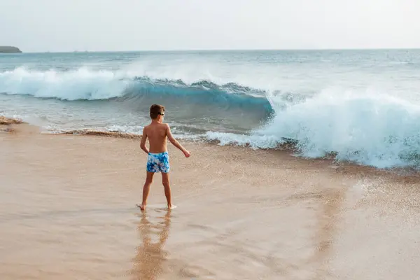 Anak Muda Bermain Berlari Dan Percikan Ombak Laut Yang Kuat — Stok Foto