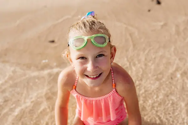 Gadis Muda Pantai Gadis Pirang Tersenyum Menikmati Pantai Berpasir Melihat — Stok Foto