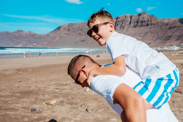 Ayah Membawa Anak Laki Laki Kembali Pantai Ayah Dan Anak — Stok Foto