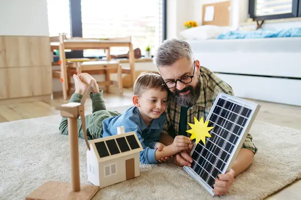 Ayah Menjelaskan Energi Terbarukan Tenaga Surya Dan Mengajar Tentang Gaya — Stok Foto