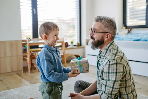 Papa Bekommt Handgemachtes Geschenk Vom Kleinen Sohn Das Diy Hausgemachtes — Stockfoto