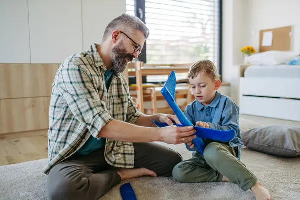 Das Spiel Mit Leichten Styroporflugzeugen Verspielt Werfen Vater Und Sohn — Stockfoto