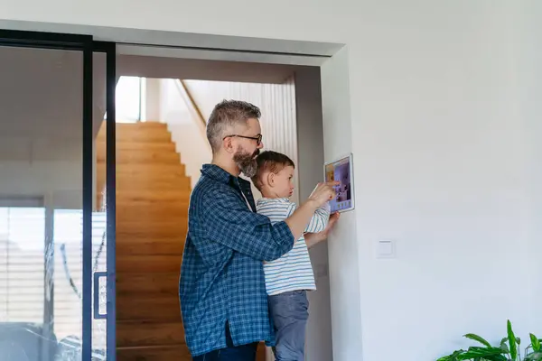 Ayah Menunjukkan Anak Pintar Sistem Rumah Tangga Menyesuaikan Fungsi Rumah — Stok Foto