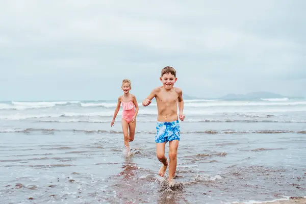 Kardeşler Sahilde Oynuyorlar Koşuyorlar Eğleniyorlar Kanarya Adalarının Kumlu Sahilinde Gülümseyen Telifsiz Stok Fotoğraflar
