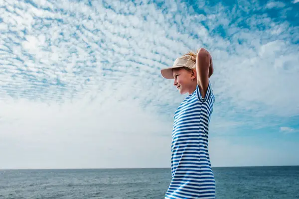 Deniz Kenarında Güzel Bir Kız Çizgili Elbiseli Sarışın Kız Kanarya Telifsiz Stok Fotoğraflar