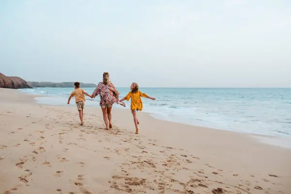 Madre Con Due Bambini Sulla Spiaggia Giovane Famiglia Godendo Spiaggia Immagine Stock