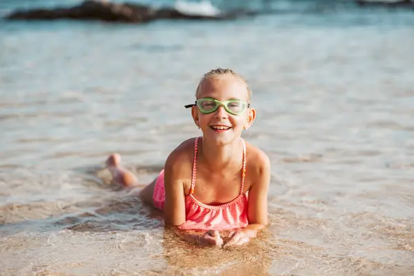 Mladá Dívka Pláži Usmívající Blondýnka Užívá Písečné Pláže Dívá Krystalické Stock Snímky