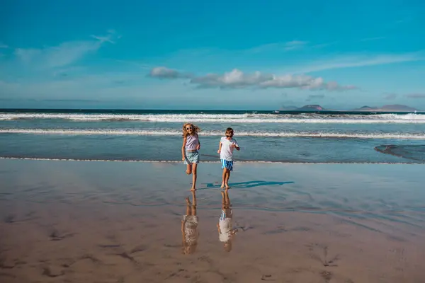 Sourozenci Hrají Pláži Běhají Skákají Vodě Usmívající Dívka Chlapec Písečné Stock Fotografie