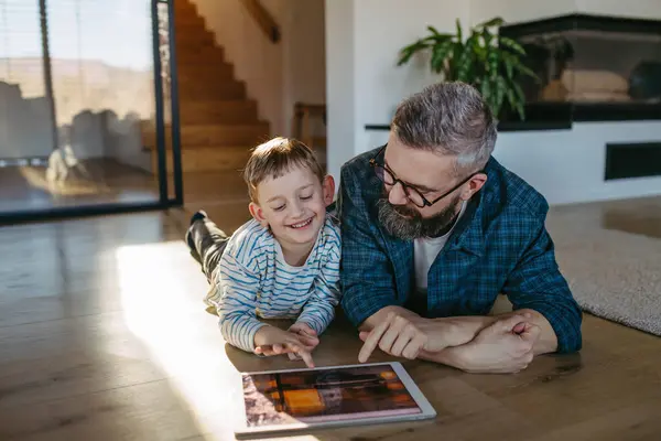 Baba Oğluna Akıllı Sistemini Gösteriyor Işlerini Ayarlıyor Işıklandırma Güvenlik Kameraları Stok Resim