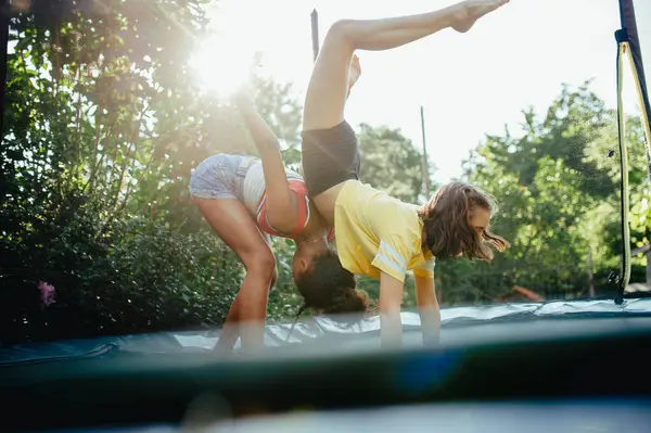 Nastolatki Dziewczyny Przyjaciół Świeżym Powietrzu Ogrodzie Robi Ćwiczenia Trampolinie Zabawy Zdjęcie Stockowe