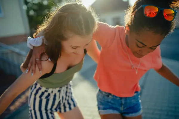 Genç Kız Iyi Arkadaşlar Birbirlerini Selamlıyor Sarılıyorlar Yaz Tatilinde Kızlar Telifsiz Stok Imajlar