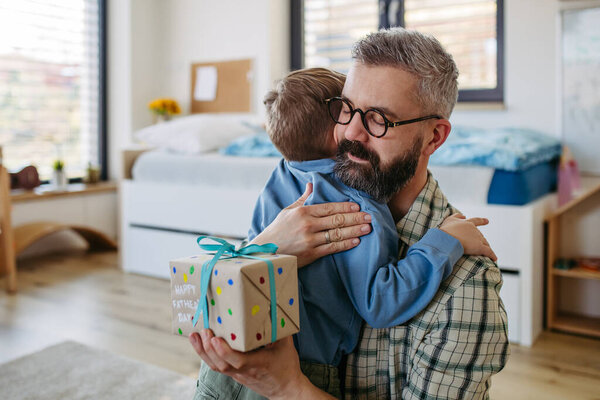 Papá Recibe Regalo Hecho Mano Hijo Pequeño Regalo Envuelto Papel — Foto de Stock