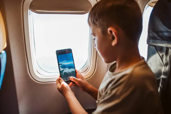 Menino Com Fones Ouvido Sentado Avião Tirando Fotos Janela Com Fotos De Bancos De Imagens Sem Royalties