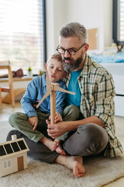 Apa Elmagyarázza Megújuló Zöld Energiát Tanít Fenntartható Életmódról Kisfiának Játszik Stock Kép
