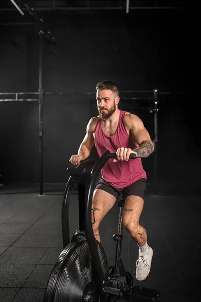 アクティブウェアを着用した楕円形のクロストレーナーマシンで運動する男性 身体的および精神的健康のためのルーチンワークアウト ロイヤリティフリーのストック写真