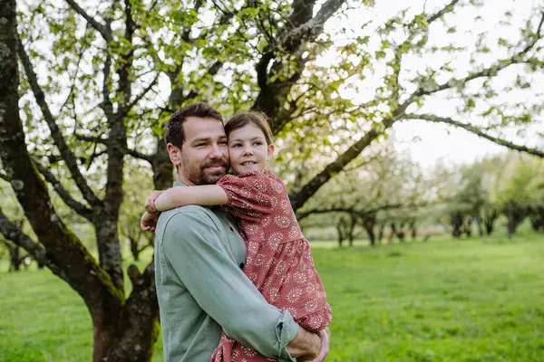 Ein Vater Umarmt Seine Tochter Frühling Der Natur Vatertagskonzept Stockfoto