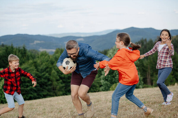 Молодые студенты играют с учителем на свежем воздухе, на природе, во время полевых занятий, веселятся. Посвящается учителям во время активного обучения на открытом воздухе..