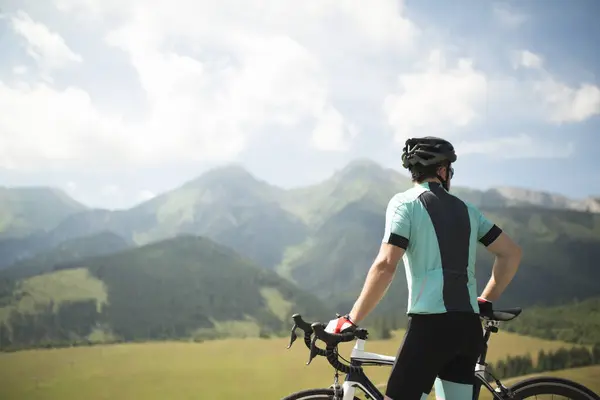 Visão Traseira Ciclista Ativo Admirar Montanhas Bela Natureza Bicicleta Conceito Imagem De Stock