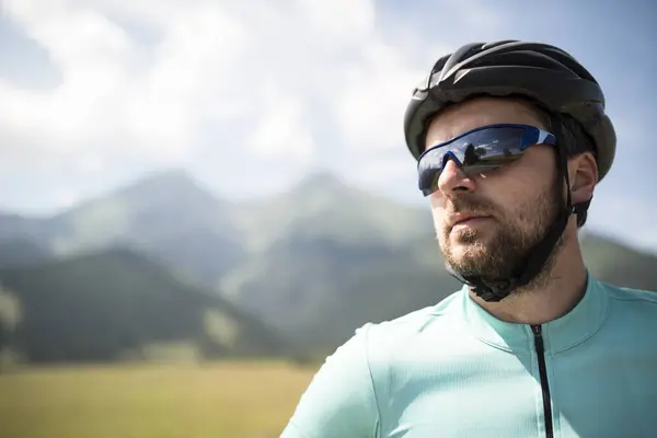 매력적인 자전거 사람의 초상화 자연에 자전거를 헬멧과 선글라스를 건강한 라이프 로열티 프리 스톡 이미지