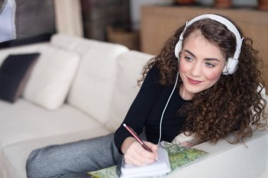 Seyahat podcast 'i dinleyen güzel bir kadın, yaz tatilini yurt dışında planlamak, tek başına seyahate çıkmak. Seyahat programı üzerinde çalışıyorum. Solo gezgin.