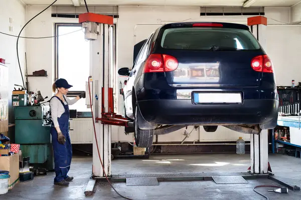 Female Auto Mechanic Elevating Car Car Automotive Lift Working Beautiful — Stock Photo, Image