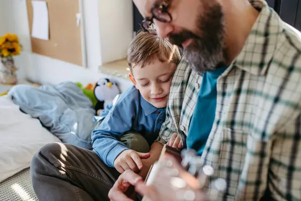 Батько Навчає Хлопчика Грати Акустичній Гітарі Зачарований Син Слухає Тато Стокове Зображення
