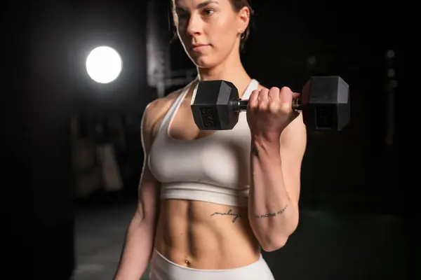 Kvinde Løft Håndvægte Træning Med Lettere Vægte Rutinemæssig Træning Fysisk Royaltyfrie stock-billeder