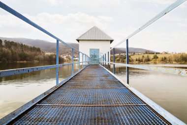 Yapay su deposuna inşa ediliyor. Su yönetimi, rezervuarın izlenmesi ve işletilmesi.