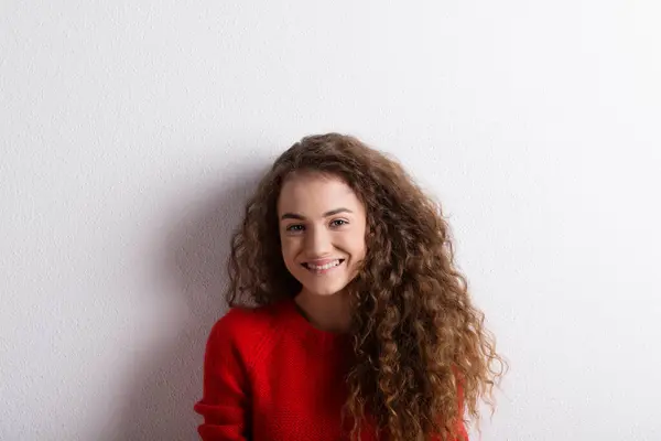 Potret Seorang Gadis Remaja Cantik Dengan Rambut Keriting Gambar Studio Stok Foto