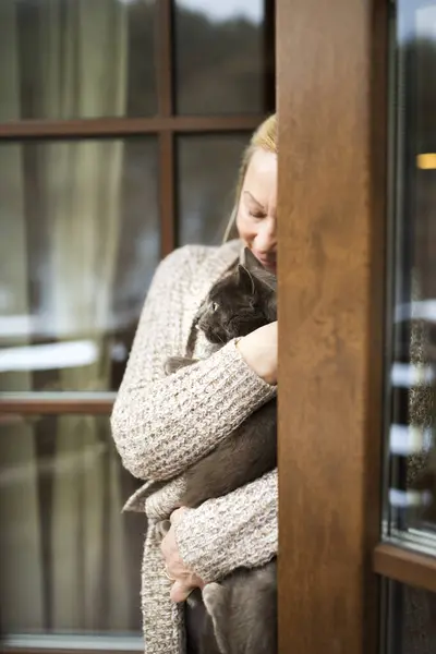 Güzel Olgun Bir Kadın Evde Kucağında Kedisini Okşuyor Pencereden Bakıyor Telifsiz Stok Imajlar