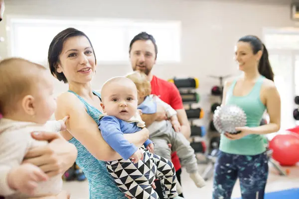 Grup Egzersiz Dersi Ebeveynler Bebekle Spor Yapıyor Anneler Babalar Bebeklerle Telifsiz Stok Imajlar
