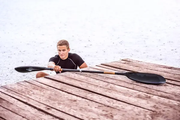 Pria Canoeist Duduk Kano Memegang Dayung Keluar Dari Air Konsep Stok Foto