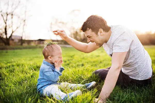 Vader Spelen Met Kleine Peuter Jongen Het Gras Plezier Hebben Rechtenvrije Stockafbeeldingen