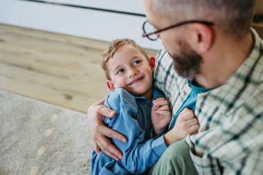 Baba kucaklaması, kucak açması, gerçek aşk. Mutlu Babalar Günü konsepti.