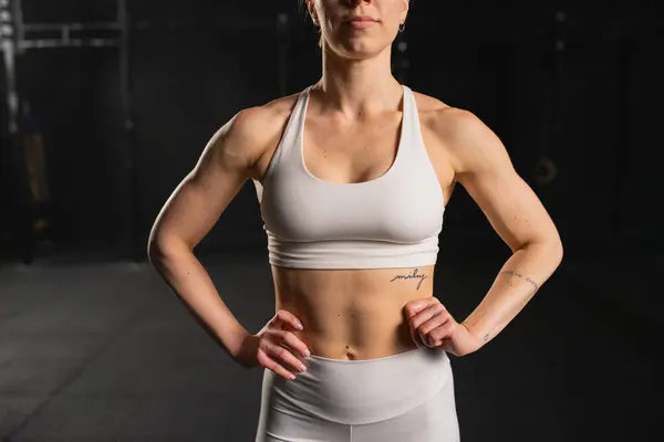 Front Udsigt Ung Muskuløs Kvinde Gymnastiksalen Iført Sportstøj Rutinemæssig Træning Royaltyfrie stock-billeder