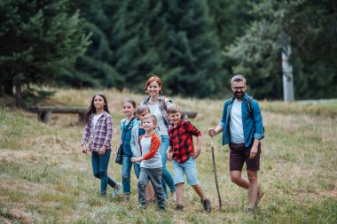 Genç öğrenciler doğayı, biyoloji dersi sırasında orman ekosistemini öğreniyorlar, yabani bitkileri gözlemliyorlar. Açık hava eğitimi sırasında öğretmenlik yapmaya adanmıştır. Öğretmenler Günü.