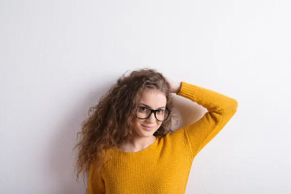 Porträt Eines Hinreißenden Teenagers Mit Lockigem Haar Und Brille Studioaufnahme lizenzfreie Stockbilder