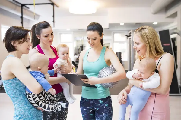 Ausbilder Planen Den Nächsten Gruppenübungskurs Mütter Bleiben Aktiv Trainieren Mit Stockfoto