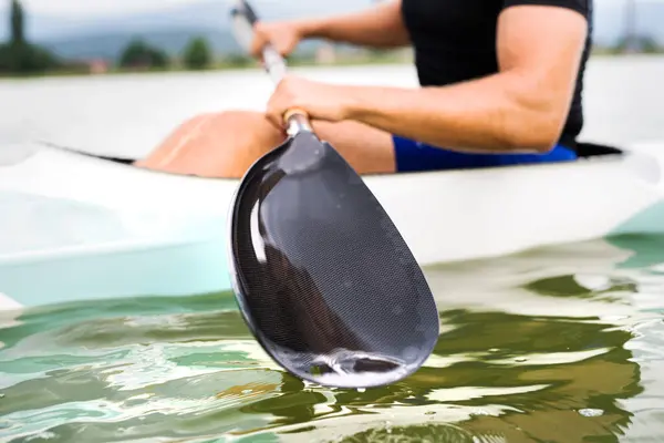 Kanocu Adam Kanoda Elinde Kürekle Suda Oturuyor Kano Sporunun Dinamik Telifsiz Stok Fotoğraflar