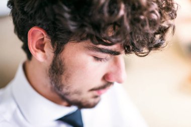 Genç işadamı yeni açılan bir şirkette yeni bir proje üzerinde çalışıyor. Eş zamanlı çalışma alanında çalışmak.