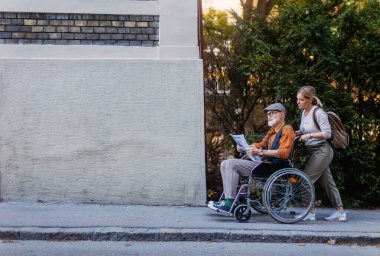 Torunu, tekerlekli sandalyedeki yaşlı adamı sokağa itiyor. Gazete bayiinden gazete almak. Kadın bakıcı ve yaşlı adam sıcak bir sonbahar gününün tadını çıkarıyor, alışveriş gezisinden eve dönüyor..