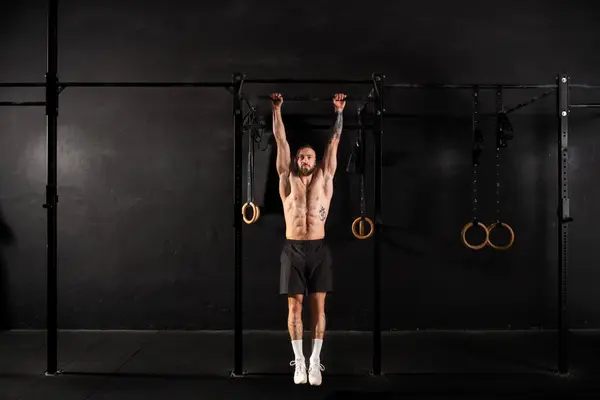 Strong Man Performing Pull Ups Bars Challenging Bodyweight Exercise Bodyweight lizenzfreie Stockbilder