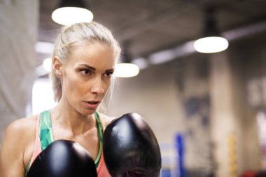 Güzel bir sporcu kadın kardiyovasküler eğitim olarak kutu yapıyor. Kadınlar için rutin çalışma fiziksel ve zihinsel sağlık