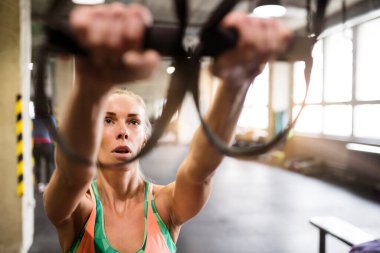 Uzaklaştırma eğitimi alan güzel bir spor kadını, tam bir direniş egzersizi. Kadınlar için rutin çalışma fiziksel ve zihinsel sağlık