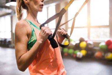 Uzaklaştırma eğitimi alan güzel bir spor kadını, tam bir direniş egzersizi. Kadınlar için rutin çalışma fiziksel ve zihinsel sağlık